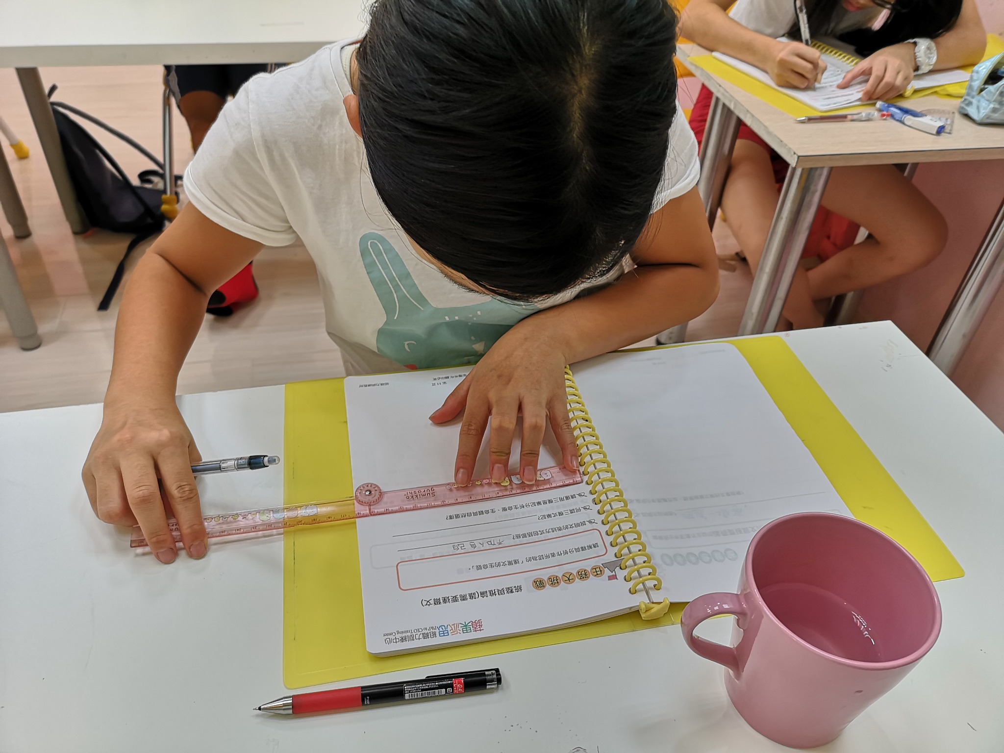 學生進行筆記與學習任務